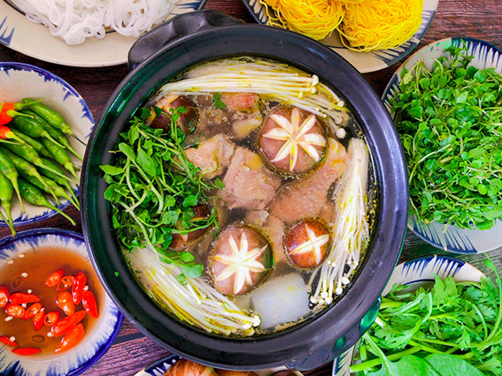 Lẩu gà hương nấm
