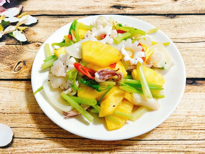 Mực xào dứa